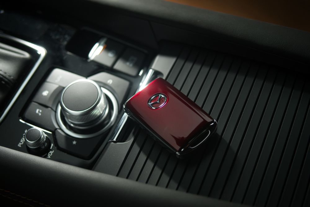 Chìa khóa của Mazda6 20th Anniversary Edition cũng được sơn màu đỏ tương tự