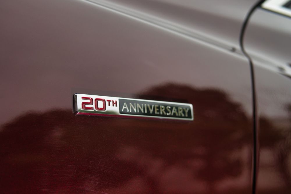 Logo Anniversary Edition trên chắn bùn trước của Mazda6 2023