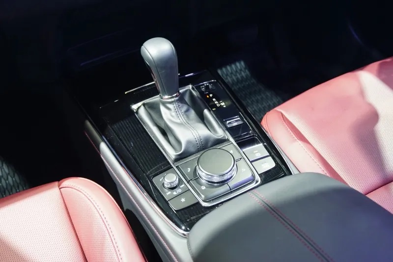 Cụm điều khiển trung tâm của Mazda CX-30 Carbon Edition