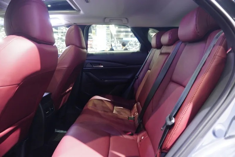 Hàng ghế sau của Mazda CX-30 Carbon Edition cũng bọc da màu đỏ rượu