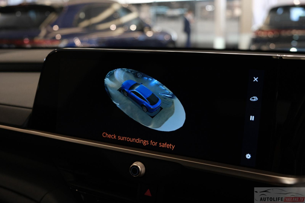 Toyota Crown Crossover 2023 có camera 360 độ