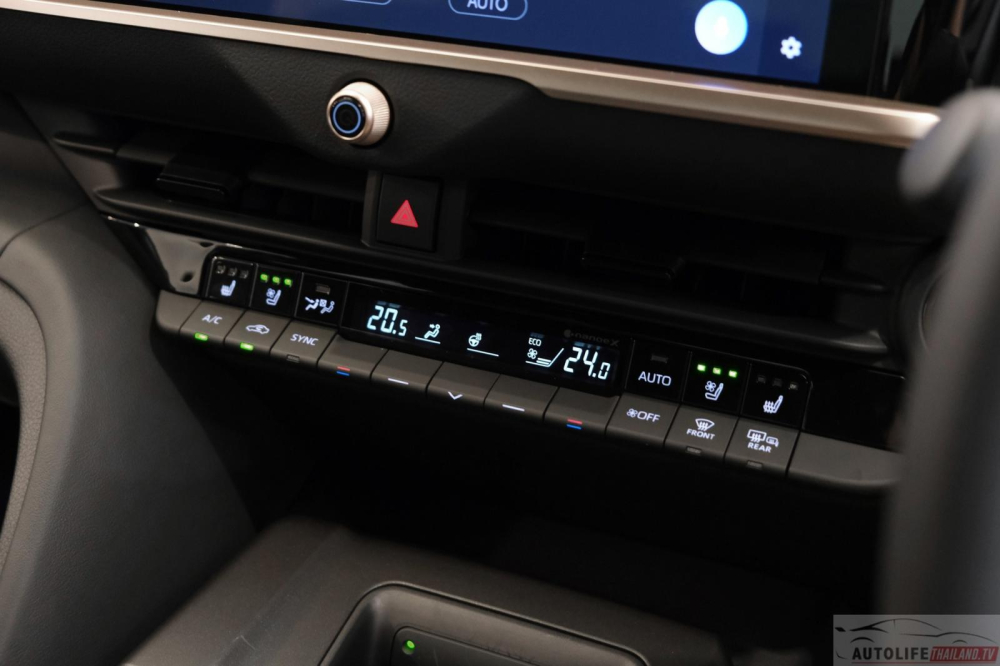 Toyota Crown Crossover 2023 có điều hòa tự động