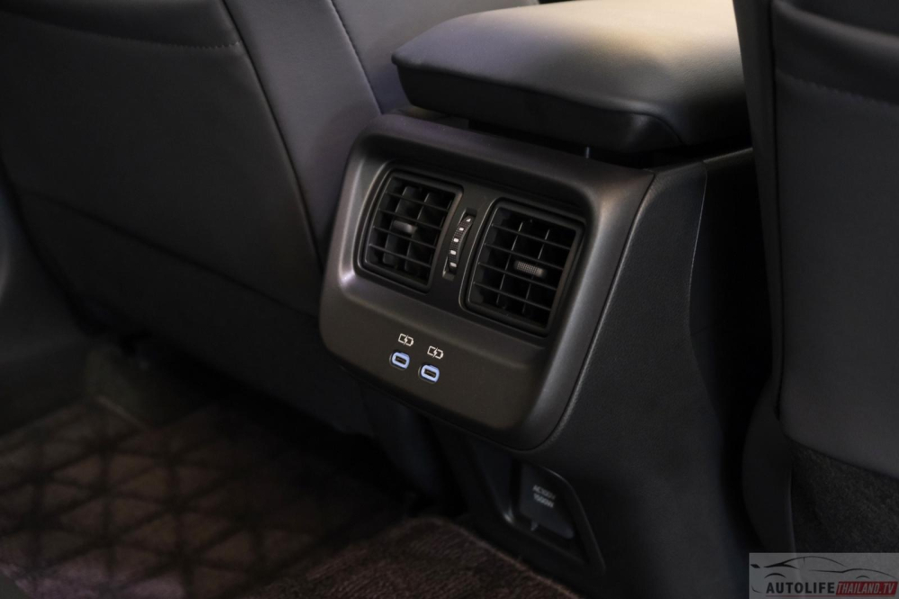 Cửa gió điều hòa và cổng USB cho hàng ghế sau của Toyota Crown Crossover 2023 