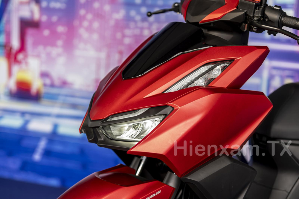 Honda Vario 160 stands out with full-LED lighting system.