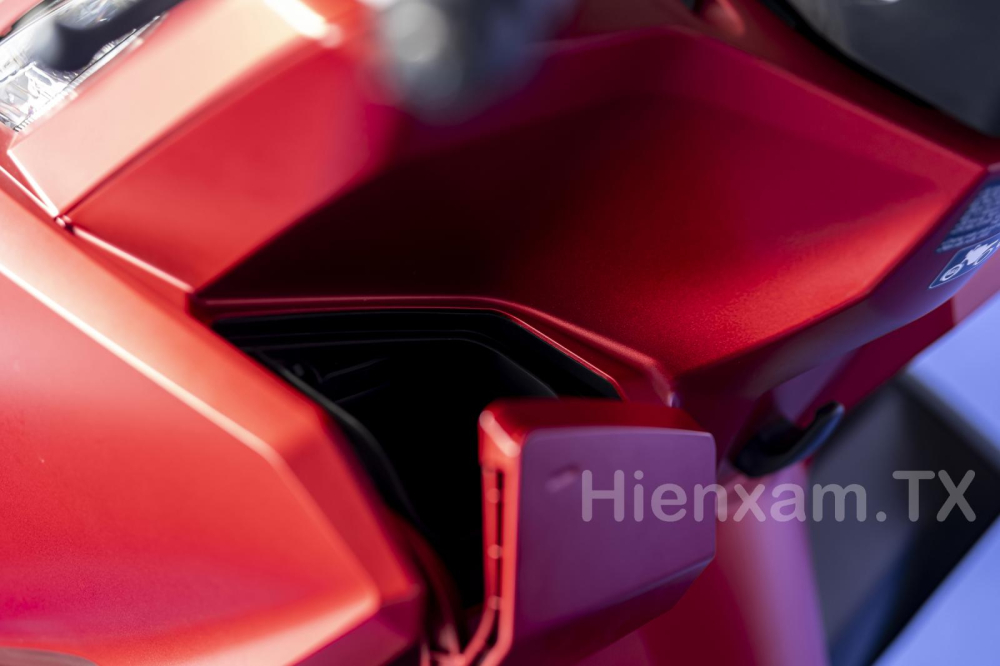 At the front, Honda Vario 160 is equipped with a compartment that can hold a 600ml water bottle and a USB charging port.