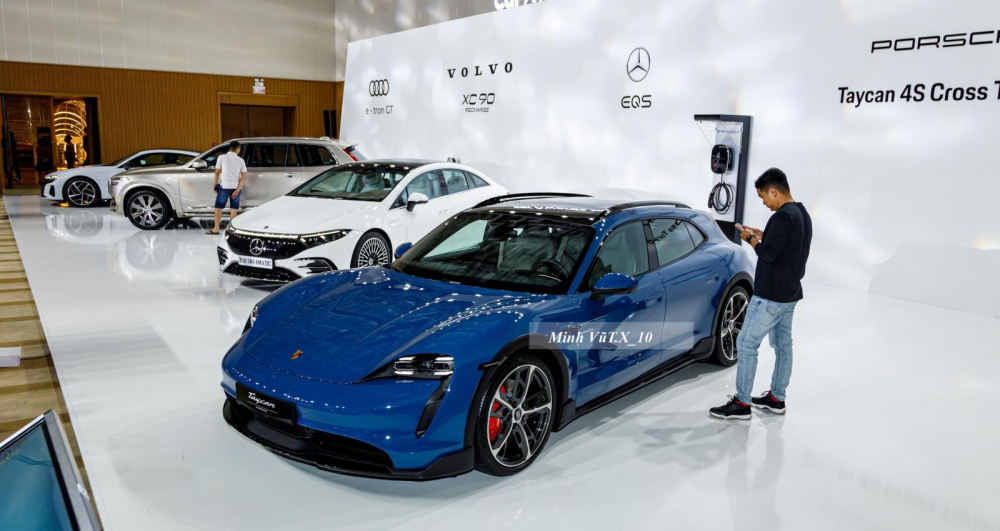 Những chiếc xe được trưng bày tại sự kiện xe của năm 2022 bao gồm Audi E-tron GT, Volvo XC90, Mercedes-Benz EQS và Porsche Taycan 4S Cross Turismo Những chiếc xe được trưng bày tại sự kiện xe của năm 2022 bao gồm Audi E-tron GT, Volvo XC90, Mercedes-Benz EQS và Porsche Taycan 4S Cross Turismo