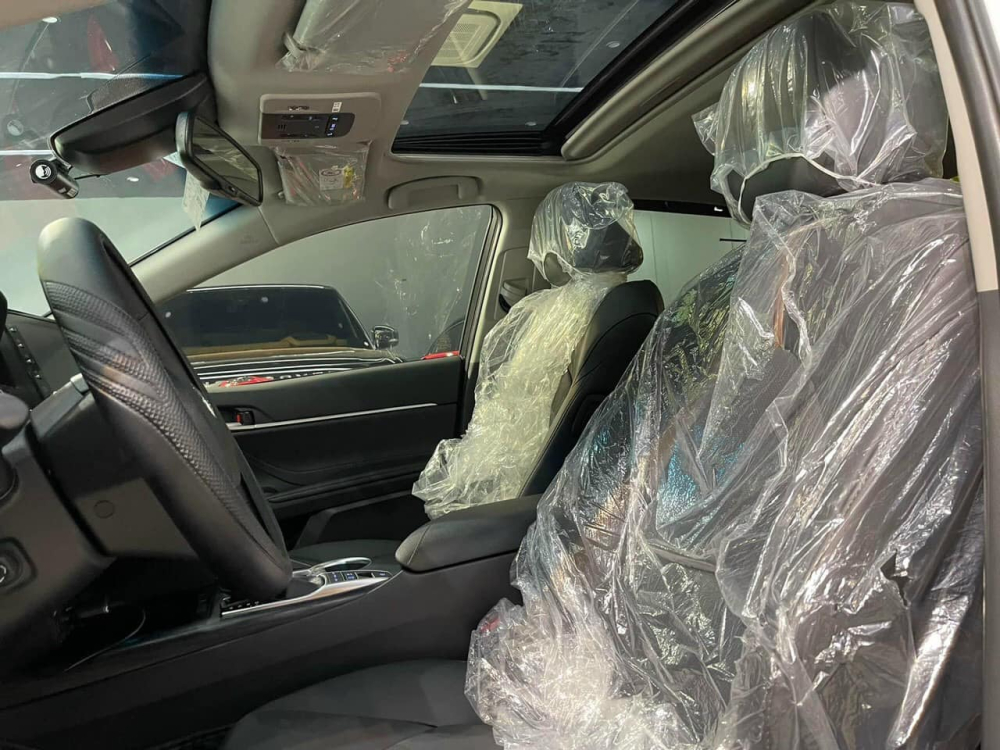 Ghế của chiếc Toyota Camry 2022 vẫn còn bọc ni-lông