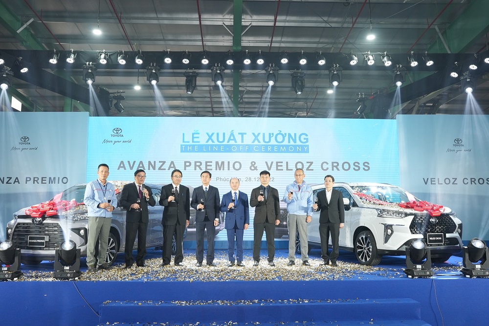 Toyota Veloz Cross và Avanza Premio lắp ráp trong nước chính thức xuất xưởng