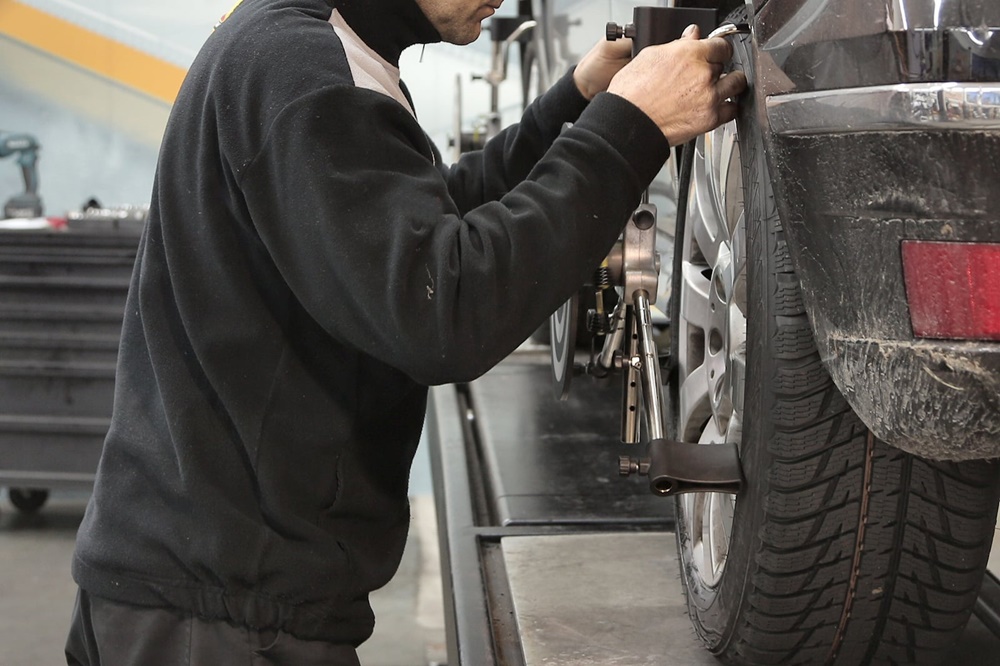 Nếu xe mới mua mà bị nhao lái thì có thể do lốp xe ô tô bị bơm căng quá mức Nếu xe mới mua mà bị nhao lái thì có thể do lốp xe ô tô bị bơm căng quá mức
