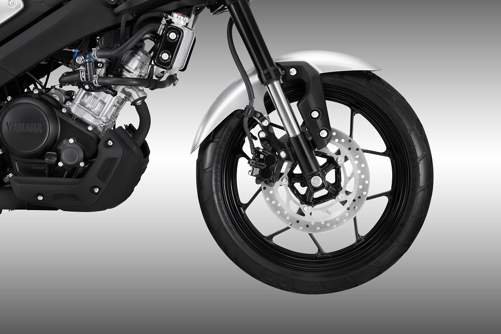 Yamaha XS155R dùng vành 17 inch và lốp không săm