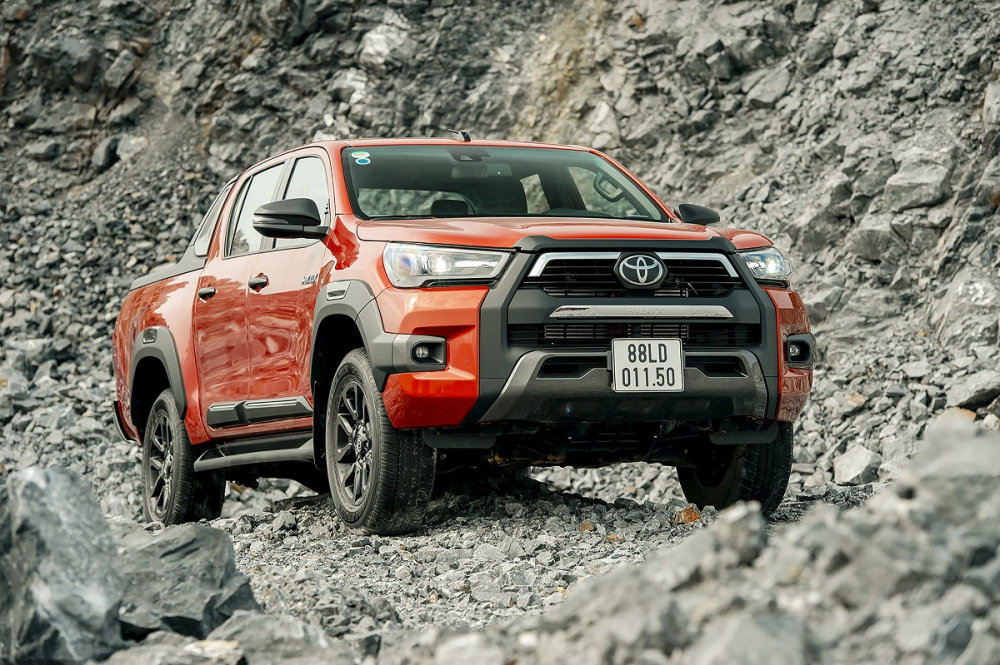 Toyota Hilux 2023 được bán trở lại tại Việt Nam vào tháng 3, mở đầu là bản 2.4 4x2 AT có giá 852 triệu đồng