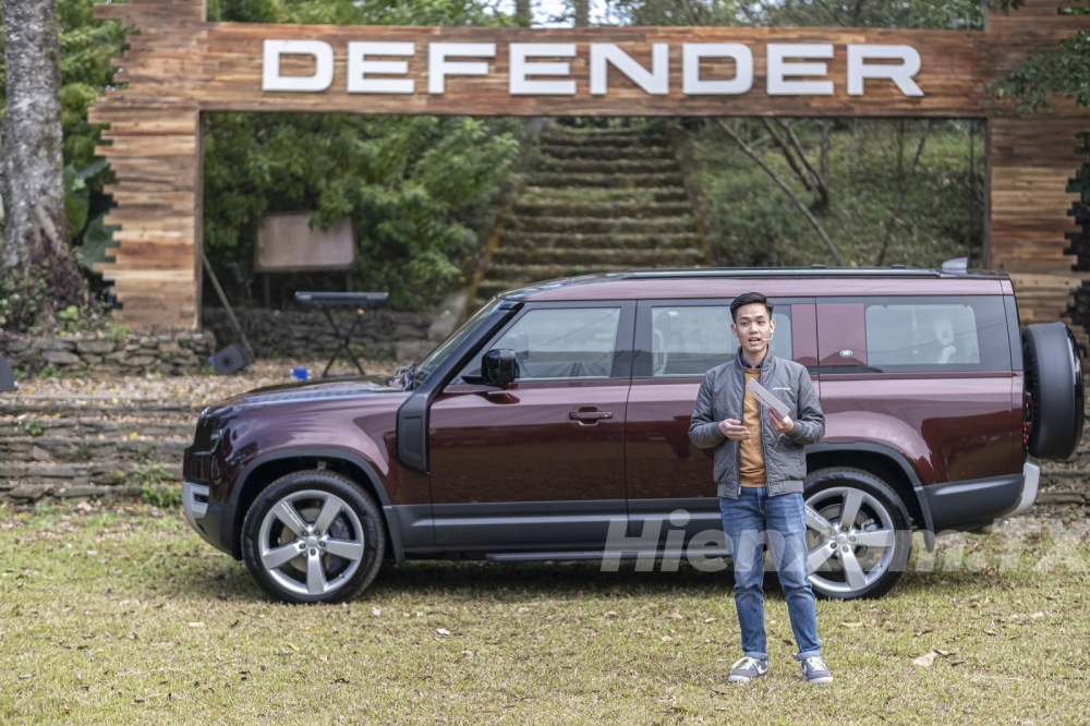 Land Rover Defender 130 chính thức được ra mắt tại Việt Nam. Land Rover Defender 130 chính thức được ra mắt tại Việt Nam.