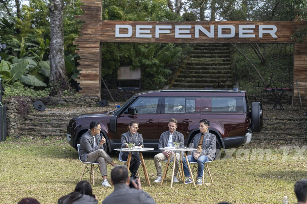 Đại diện Land Rover Việt Nam trả lời các câu hỏi của báo giới về Land Rover Defender 130. Đại diện Land Rover Việt Nam trả lời các câu hỏi của báo giới về Land Rover Defender 130.