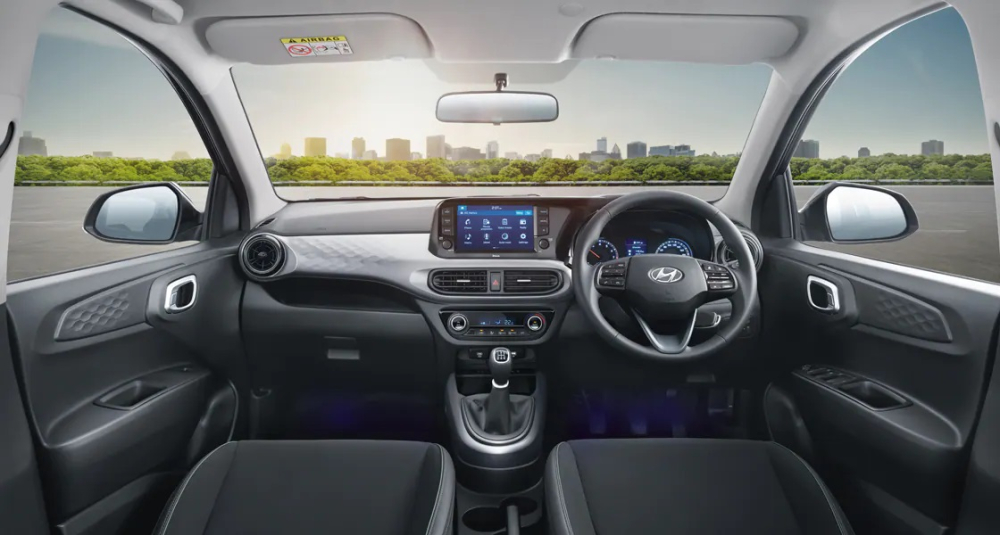 Nội thất màu đen với những điểm nhấn tương phản của Hyundai Grand i10 2023a