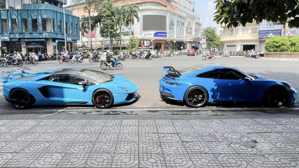 Cặp đôi xế khủng đồng màu trên đường phố Sài thành, Lamborghini Aventador  Roadster đầu tiên về Việt Nam là điểm nhấn