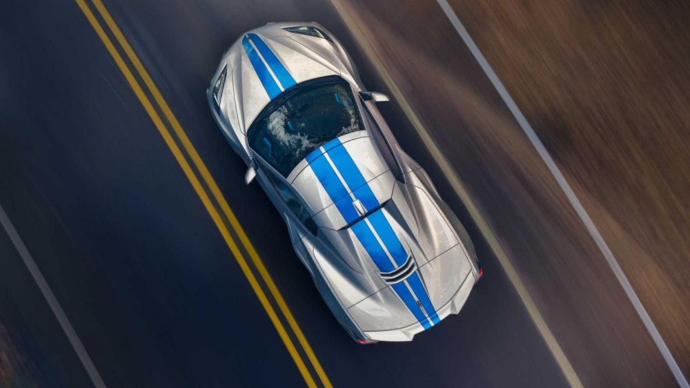 Sọc màu xanh dương Electric Blue chạy dọc thân xe của Chevrolet Corvette E-Ray 2024