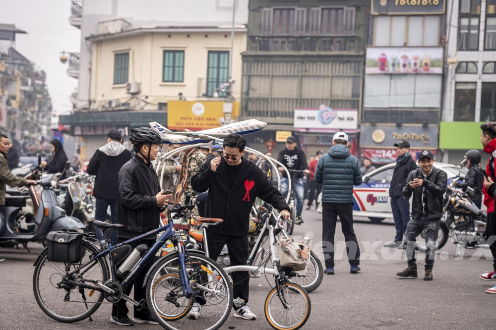Những người chơi xe đạp cũng góp mặt chung vui cùng dàn xe máy. Những người chơi xe đạp cũng góp mặt chung vui cùng dàn xe máy.