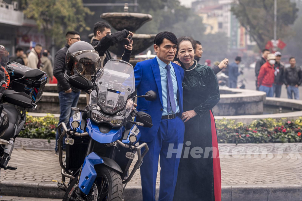 Một cặp đôi tình cảm bên chiếc xe BMW GS Một cặp đôi tình cảm bên chiếc xe Triumph Tiger