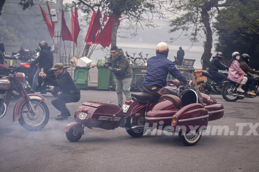 Năm nay có khá nhiều chiếc xe thú vị. Ví dụ như chiếc Jawa Sidecar được gắn thêm cả thùng kéo phía sau. Năm nay có khá nhiều chiếc xe thú vị. Ví dụ như chiếc Jawa Sidecar được gắn thêm cả thùng kéo phía sau.