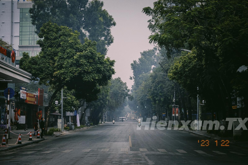 Các tuyến phố chính đều chỉ thưa thớt người qua lại Các tuyến phố chính đều chỉ thưa thớt người qua lại