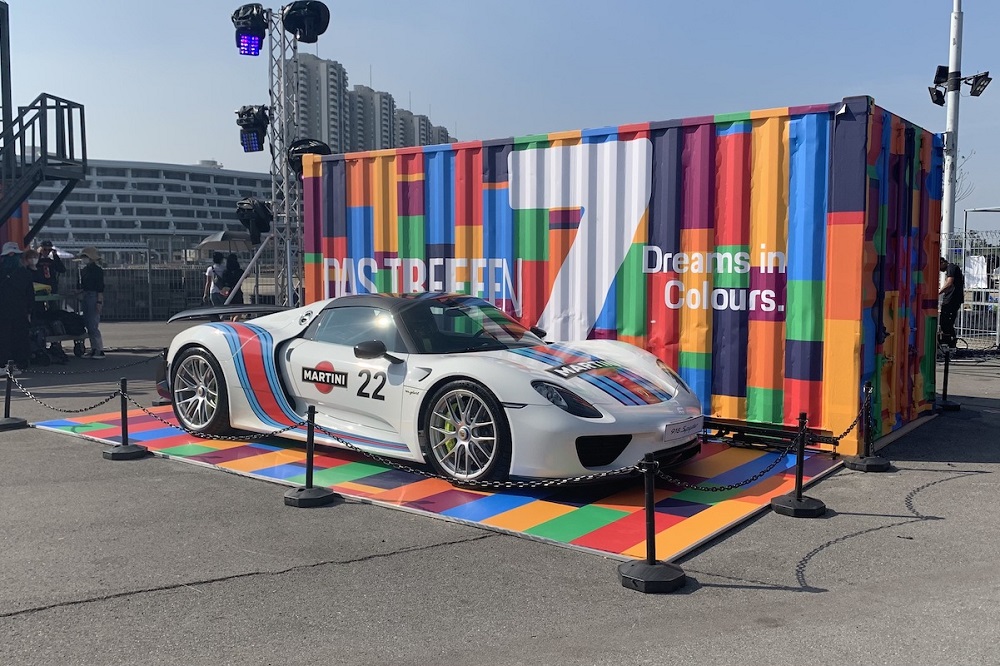 Chiếc Porsche 918 Spyder với bộ tem Martini được trưng bày tại sự kiện
