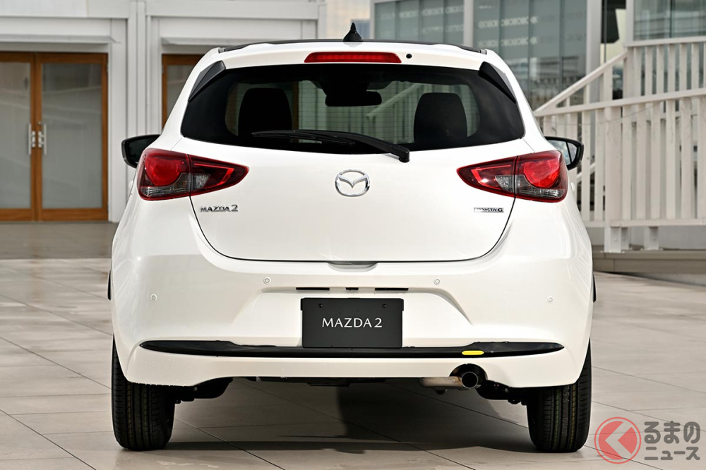 Thiết kế phía sau của Mazda2 2023 không thay đổi
