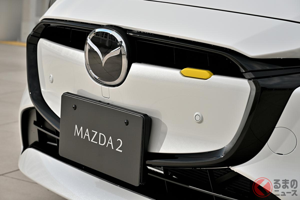 Lưới tản nhiệt gần như đóng kín, gợi liên tưởng đến ô tô điện, của Mazda2 2023 bản 15 BD