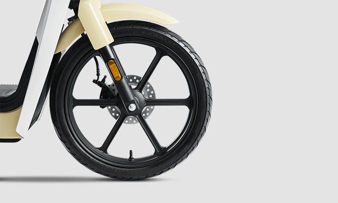 17-inch cast wheels of the Honda Cub e: