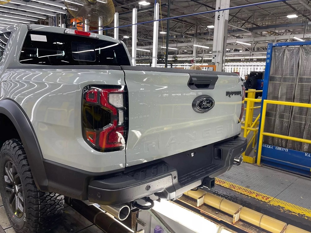Đèn phanh thứ ba của Ford Ranger Raptor 2024 được chuyển lên nóc