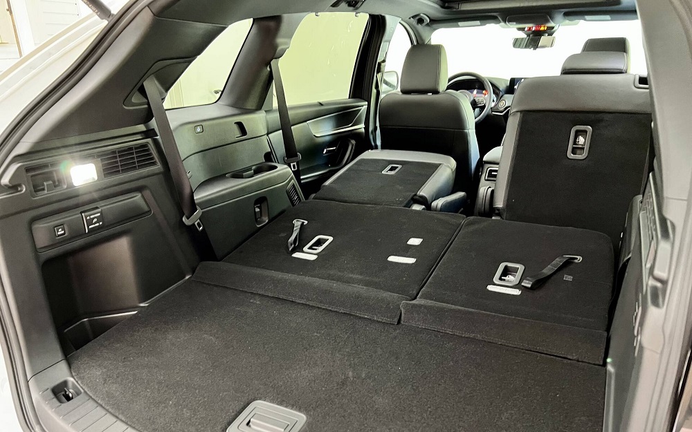 Ghế của Mazda CX-90 2024 có thể gập xuống để tăng thể tích khoang hành lý
