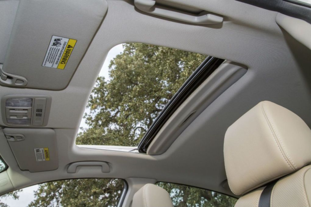 Nếu xe có cửa sổ trời, bạn cũng nên mở ra để hứng nắng