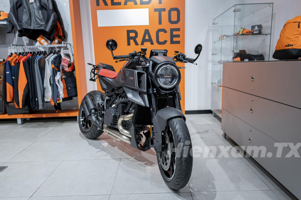 KTM Brabus 1300 R hiện nay có giá bán 2,209 tỉ đồng tại Việt Nam - tức là tương đương một chiếc Mercdes-Benz E-Class.