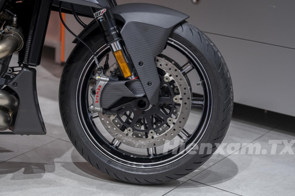 KTM BRABUS 1300 R còn gây ấn tượng với cặp bánh mâm BRABUS Monoblock Z 9 chấu cứng cáp và mạnh mẽ, thường xuất hiện trên các mẫu siêu xe của thương hiệu. 