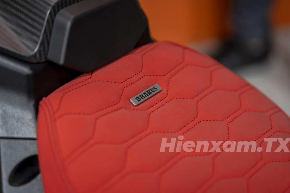 Chiếc KTM Brabus 1300 R còn lại tại Việt Nam được phối màu đỏ cho yên xe với chất liệu da cao cấp.