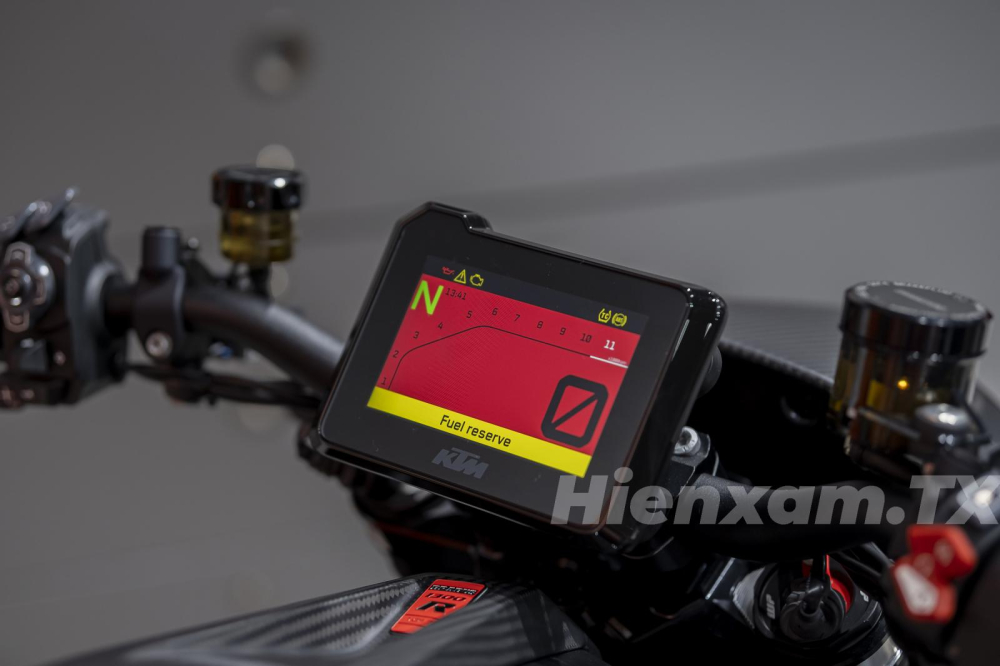 Màn hình điện tử TFT hiển thị đa thông tin giúp người lái kiểm soát tốt hơn.