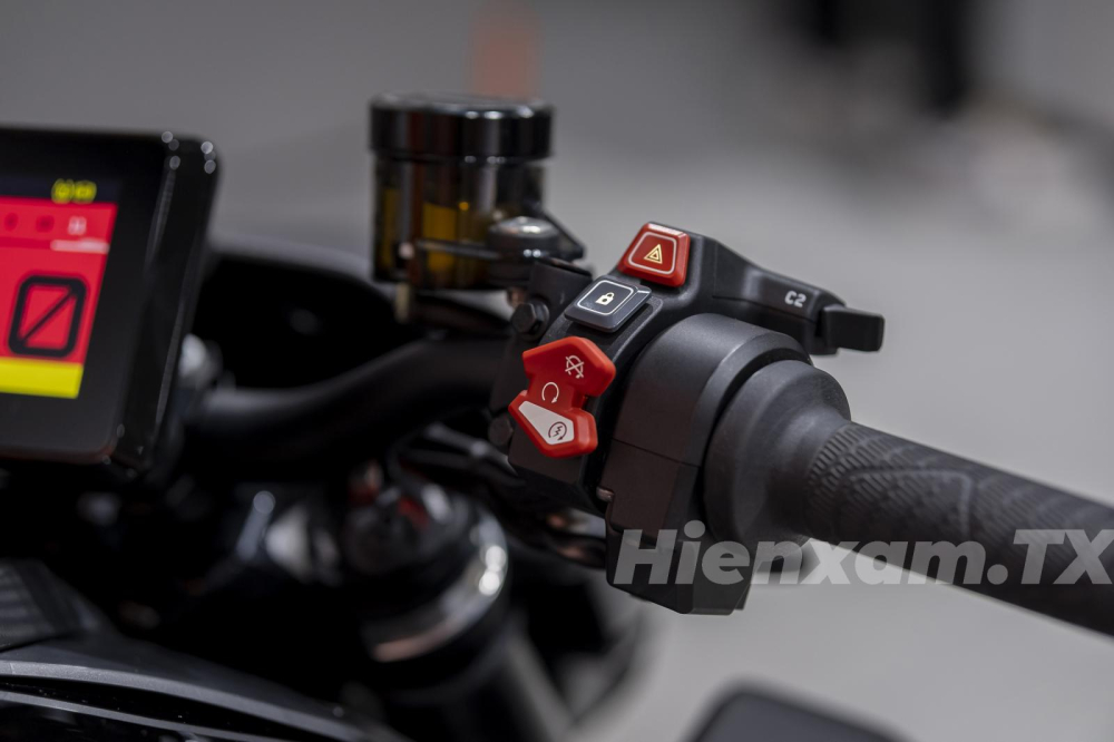 Tay lái của KTM Brabus 1300 R được trang bị sưởi giúp giữ ấm cho lái xe khi thời tiết lạnh giá.