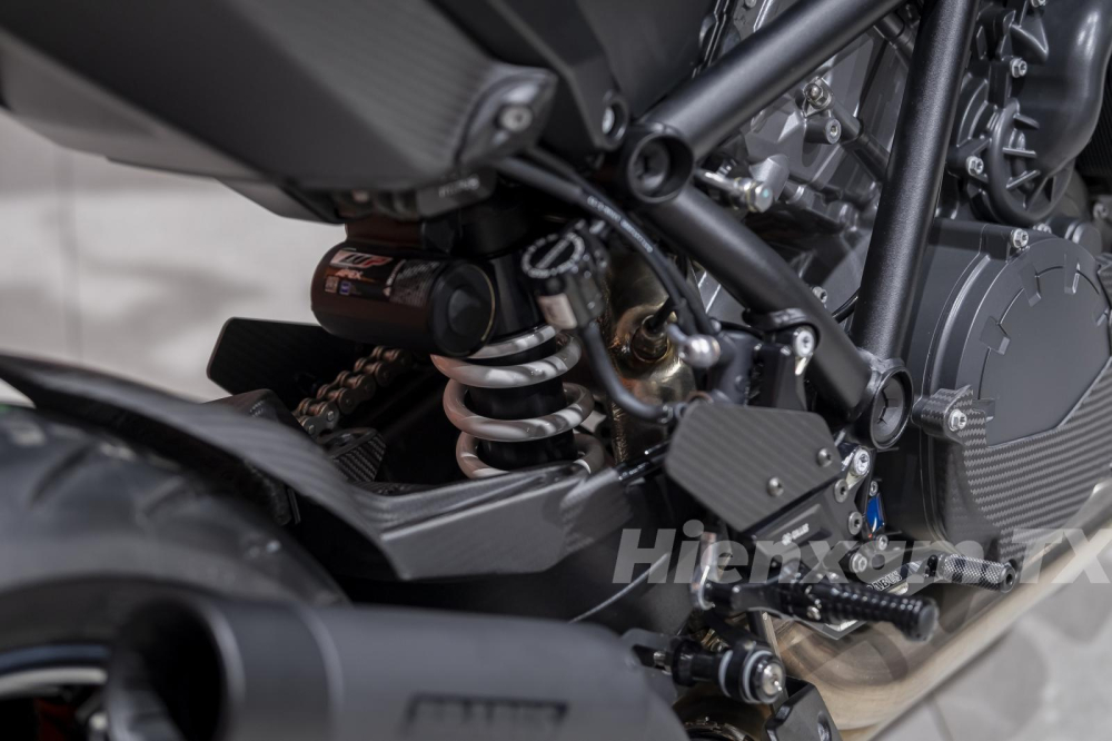 Đi kèm với đó là phuộc sau dạng mono.