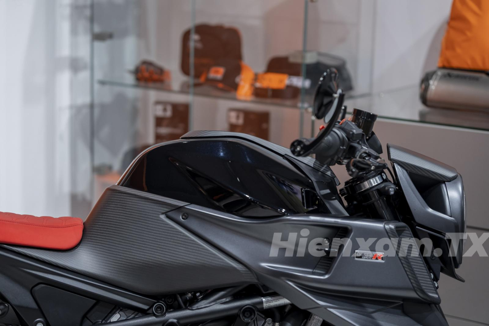 Trong khi đó bình xăng lại được sơn đen và có thể tịch 16 lít.