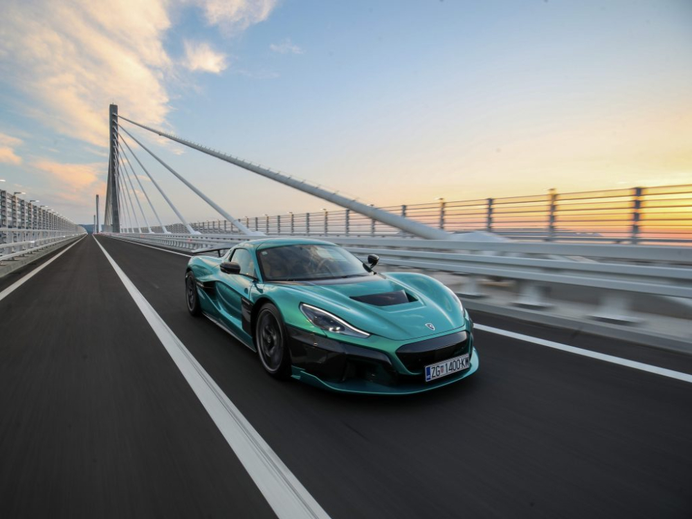 Đứng thứ 2 là Rimac Nevera của Croatia. Đứng thứ 2 là Rimac Nevera của Croatia.