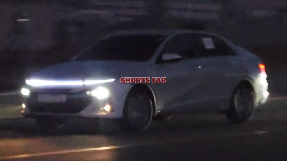 Hệ thống đèn trước của Hyundai Accent 2023 khi sáng lên trong đêm Hệ thống đèn trước của Hyundai Accent 2023 khi sáng lên trong đêm