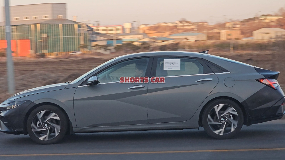 Ngắm hình ảnh bằng xương, bằng thịt của Hyundai Elantra 2023 trên đường phố trước ngày ra mắt