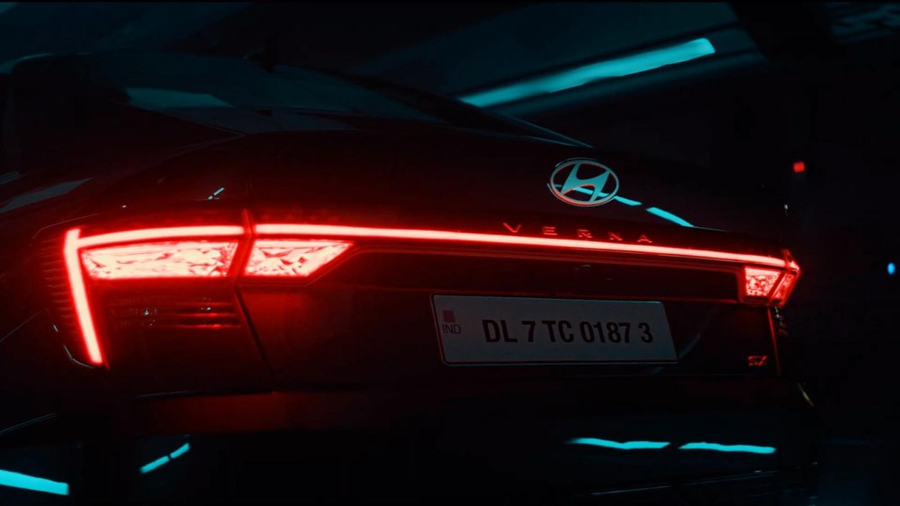Đèn hậu ấn tượng của Hyundai Accent 2023 trong đêm