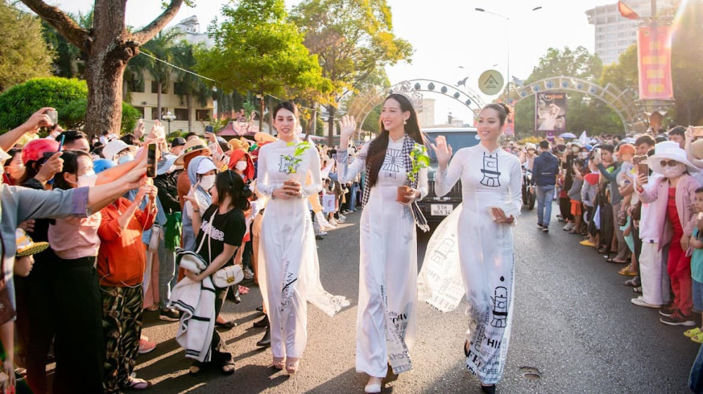 From left to right are Miss Vietnam Tran Tieu Vy, Continental Queen Le Nguyen Bao Ngoc, and Runner-up Vu Thi Hoang My