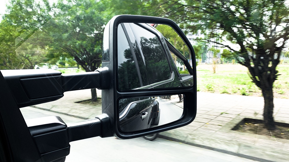 Gương hậu dạng hai tầng cho người lái vùng quan sát rất rộng. Gương hậu dạng hai tầng cho người lái vùng quan sát rất rộng.
