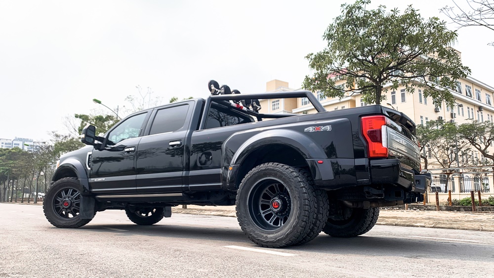 Ford F450 Super Duty có thiết kế hầm hố, mạnh mẽ. Ford F450 Super Duty có thiết kế hầm hố, mạnh mẽ.