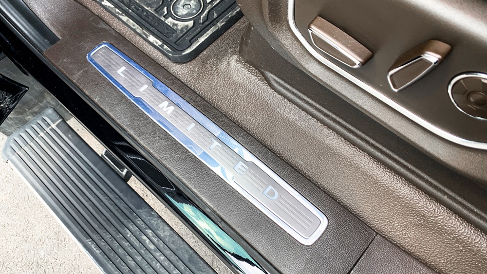 bệ bước chân có thể gập gọn vào trong dưới thân xe khi cảm biến phát hiện hành khách đã yên vị trong xe và tự động bật ra khi cửa được mở. bệ bước chân có thể gập gọn vào trong dưới thân xe khi cảm biến phát hiện hành khách đã yên vị trong xe và tự động bật ra khi cửa được mở.