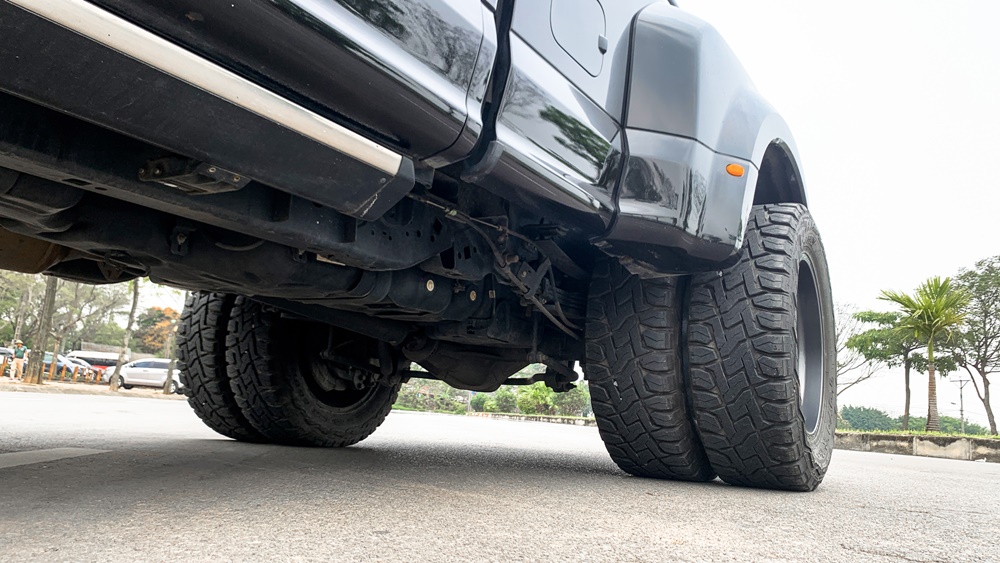 chiếc xe bán tải cỡ lớn này sở hữu tới 6 quả lốp. chiếc xe bán tải cỡ lớn này sở hữu tới 6 quả lốp.