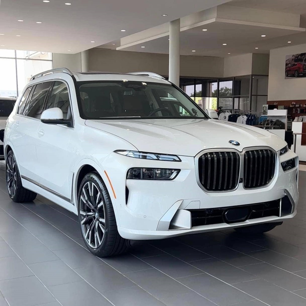 Đầu xe BMW X7 nổi bật với lưới tản nhiệt đặc trưng. Đầu xe BMW X7 nổi bật với lưới tản nhiệt đặc trưng.