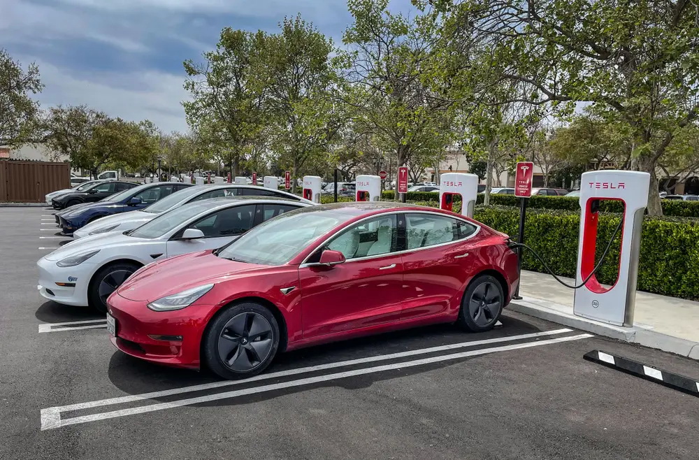 Tesla đã cho phép VinFast và các hãng khác dùng chung trạm sạc nhưng dây sạc lại là vấn đề Tesla đã cho phép VinFast và các hãng khác dùng chung trạm sạc nhưng dây sạc lại là vấn đề