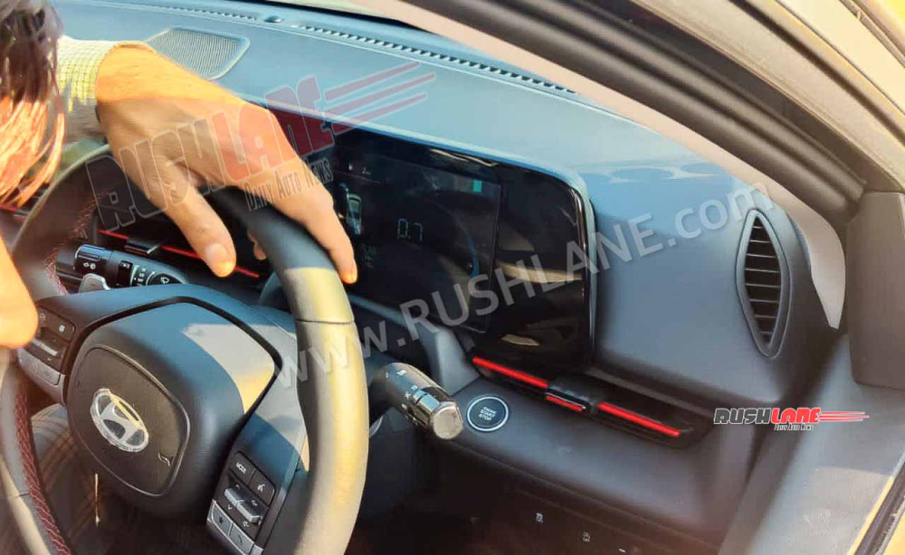 Vô lăng và màn hình cong trên mặt táp-lô của Hyundai Accent 2023 bản cao cấp nhất